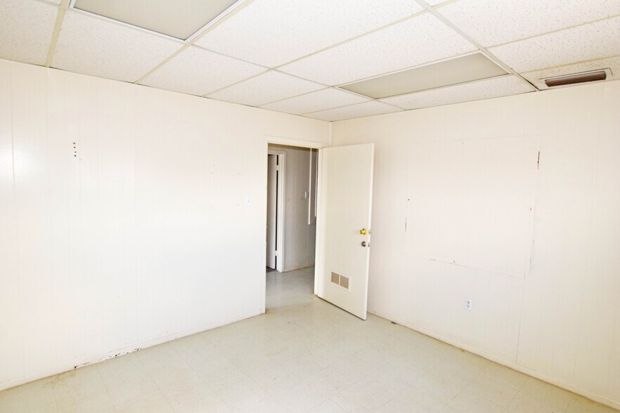 More Photos Of 1003 S County Rd W, Odessa Office For Lease