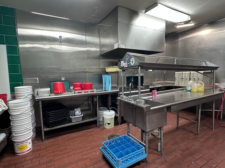 More Photos Of 423 S Union St, Traverse City General Retail For Sale