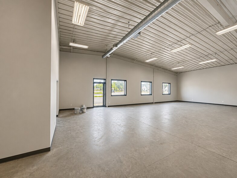 More Photos Of 1429 W Main St, Greenfield Showroom For Lease