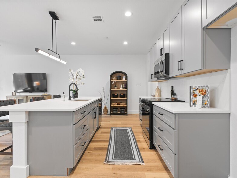 More Photos Of 7811 Mohawk Dr, Dallas Apartments For Sale