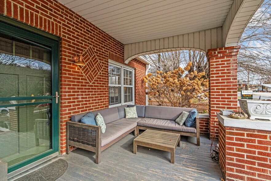 More Photos Of 506 W Main St, Burnsville Freestanding For Sale