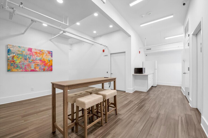 More Photos Of 705 Middle Neck Rd, Great Neck Coworking Space