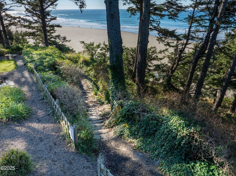 More Photos Of 4925 NW Woody Way, Newport Specialty For Sale