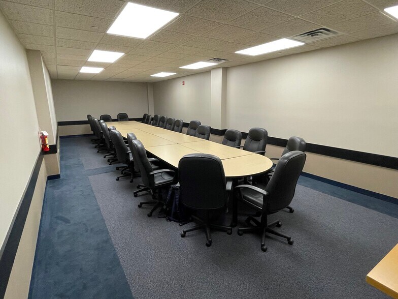 More Photos Of 915 Harger Rd, Oak Brook Office For Lease