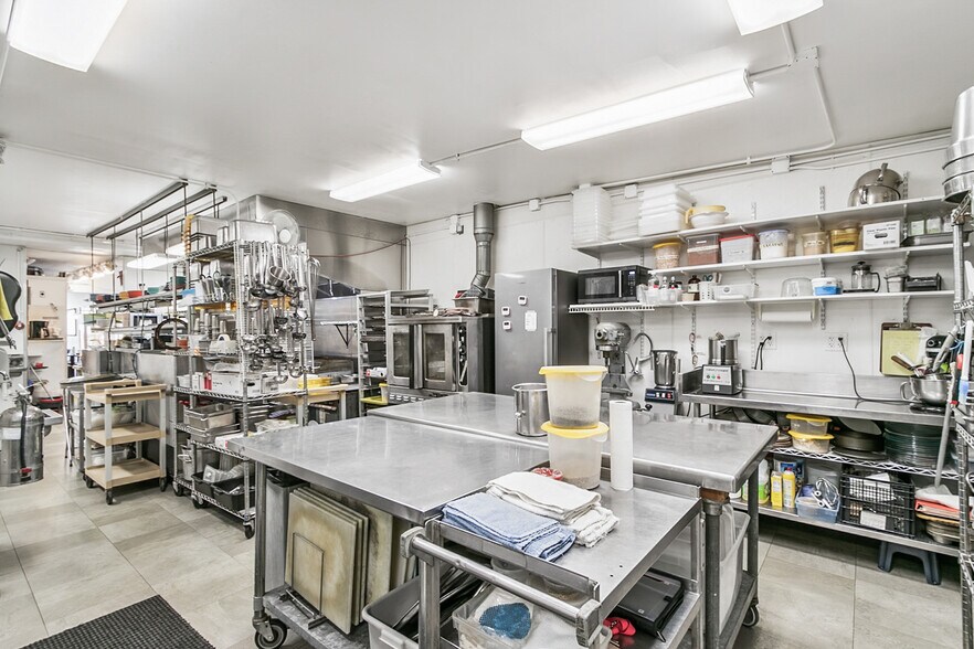 More Photos Of 618 Oak St, Baraboo General Retail For Sale