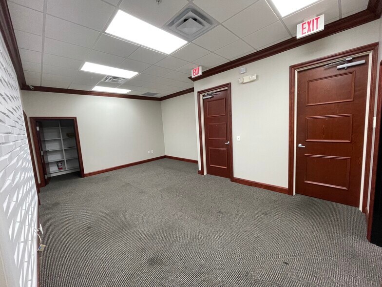 More Photos Of 7065 Westpointe Blvd, Orlando Loft Creative Space For Lease