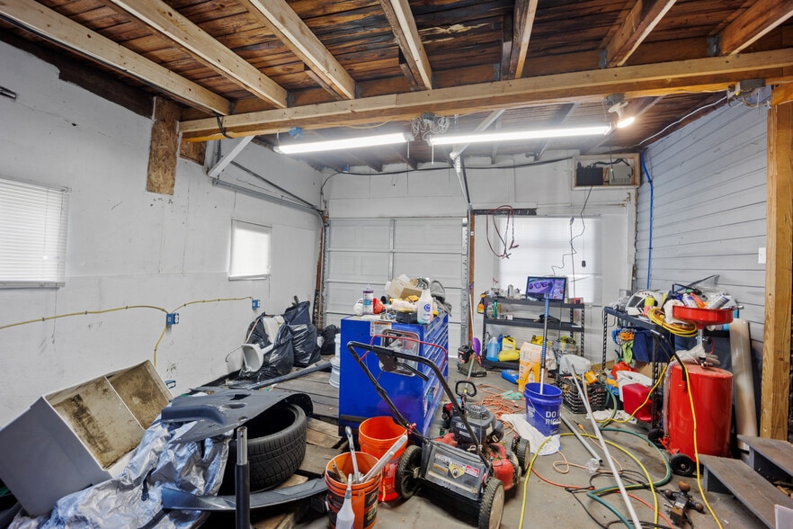 More Photos Of 2516-2518 N Dupont Pky, Middletown Freestanding For Sale