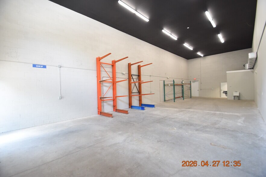 More Photos Of 4403 E Columbus Dr, Tampa Light Manufacturing For Lease