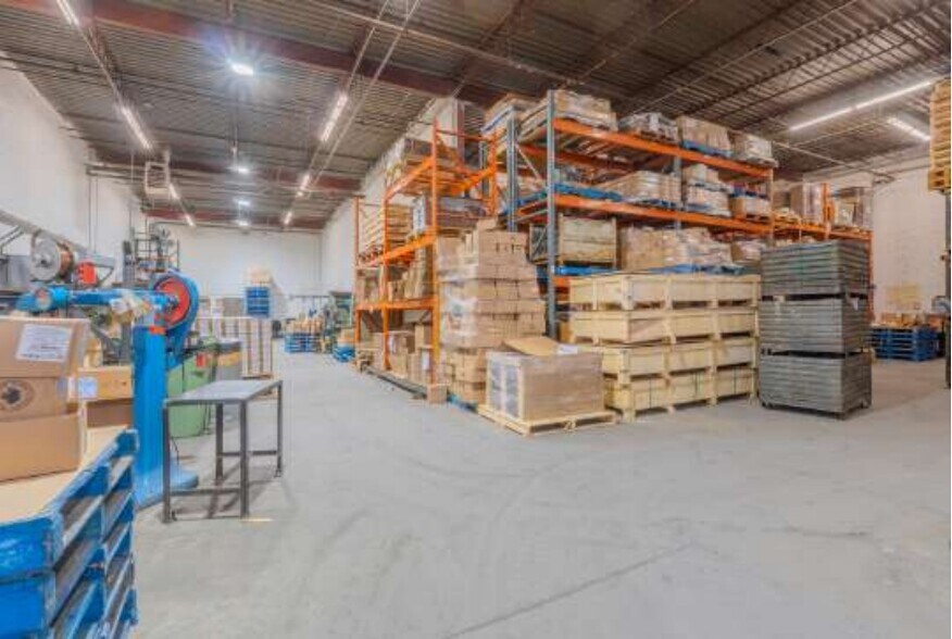 More Photos Of 375-455 Deslauriers Rue, Saint-Laurent Warehouse For Lease