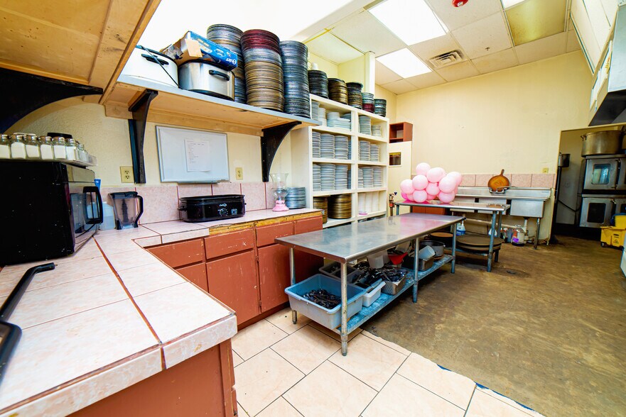 More Photos Of 819 Los Presidentes Ave, Laredo Storefront Retail Office For Sale
