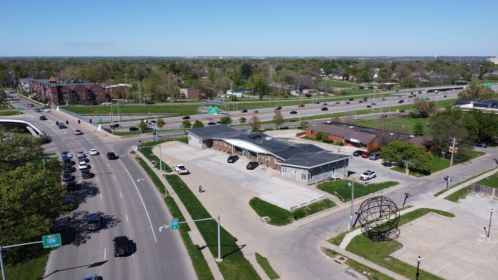 Primary Photo Of 945 19th St, Des Moines Medical For Sale