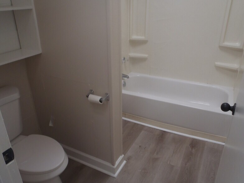 More Photos Of 2025 McLarty Dr, Newport Office For Sale