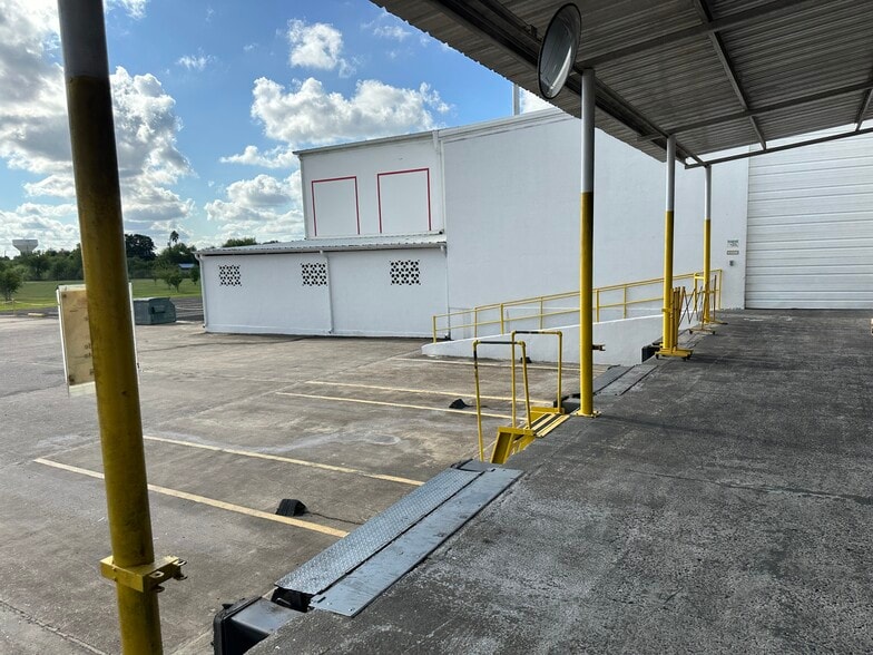 More Photos Of 3734 International Blvd, Brownsville Distribution For Sale