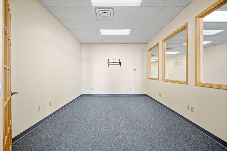 More Photos Of 5500 NW Johnston Dr, Johnston Flex For Lease