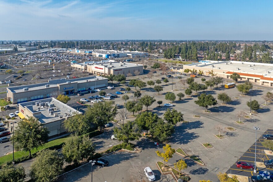 More Photos Of 3732 W Shaw Ave, Fresno Land For Lease