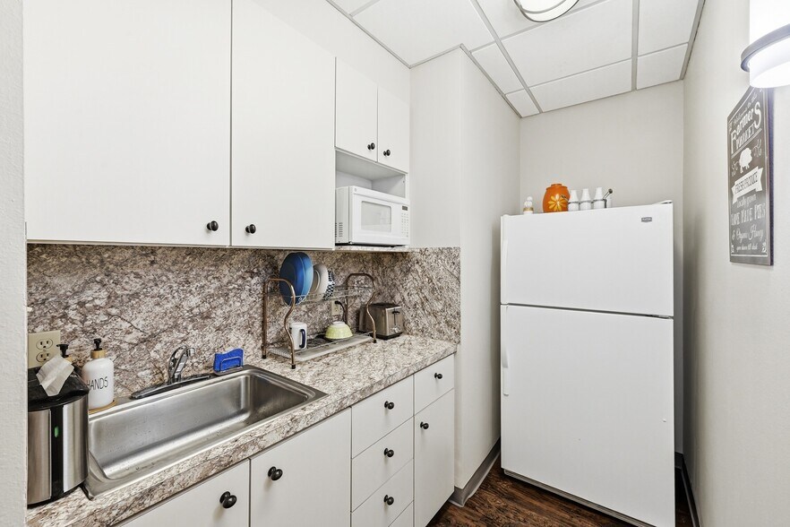 More Photos Of 8733 Shoal Creek Blvd, Austin Office For Sale