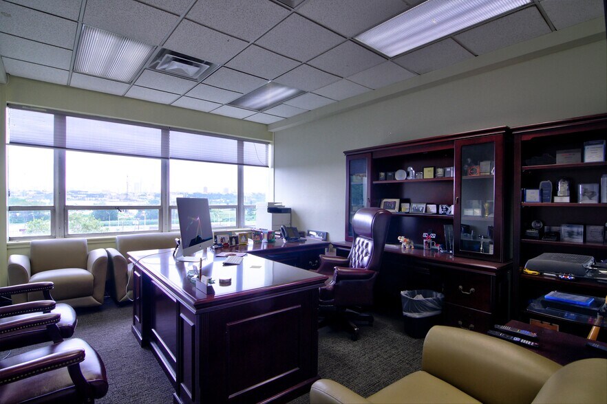 More Photos Of 550 County Ave, Secaucus Showroom For Lease