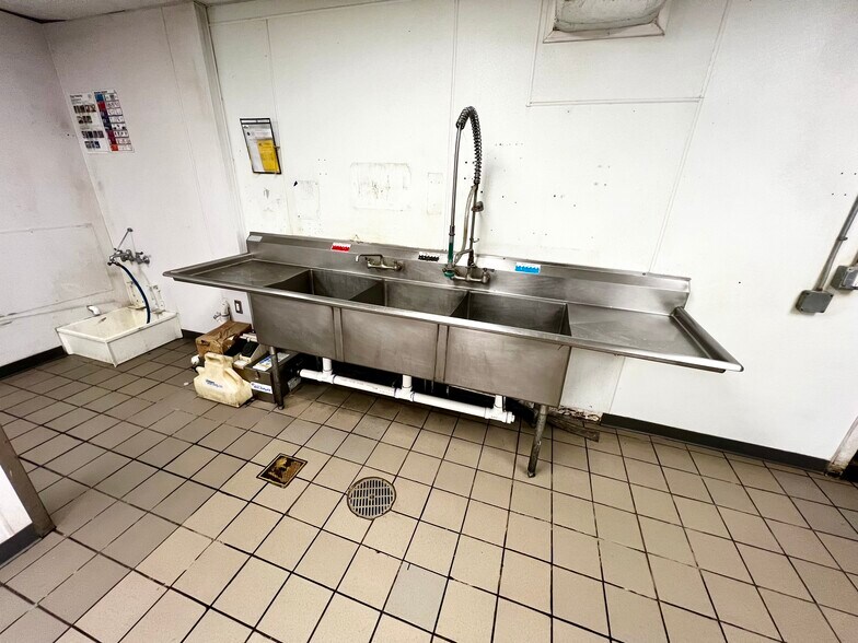 More Photos Of 688 Washington St, Middletown Freestanding For Lease