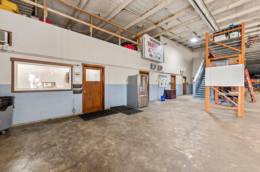 More Photos Of 5115 Frontage Rd N, Lakeland Manufacturing For Sale