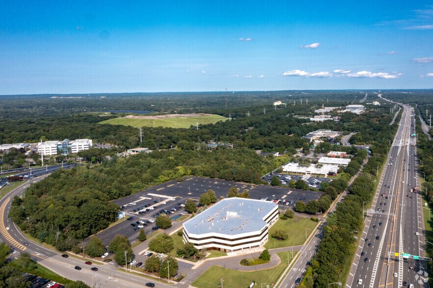 More Photos Of 2929 Expressway Dr N, Islandia Office For Lease