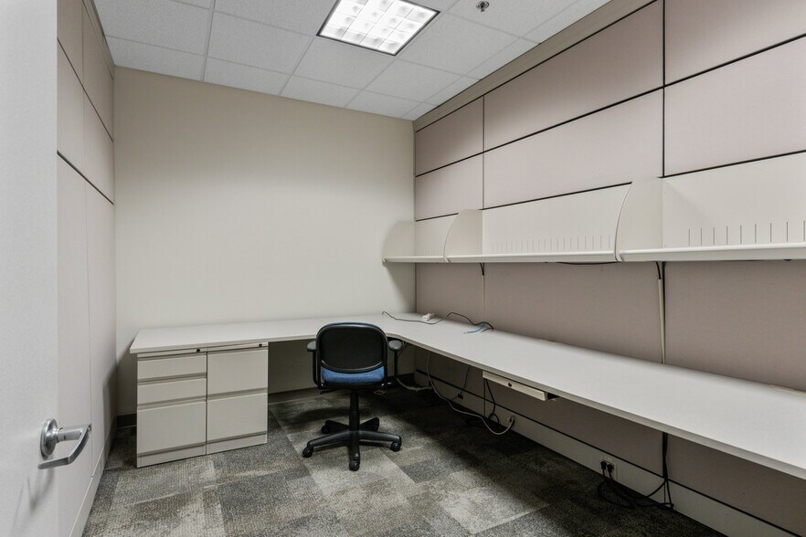 More Photos Of 1088 Springhurst Dr, Green Bay Office For Lease