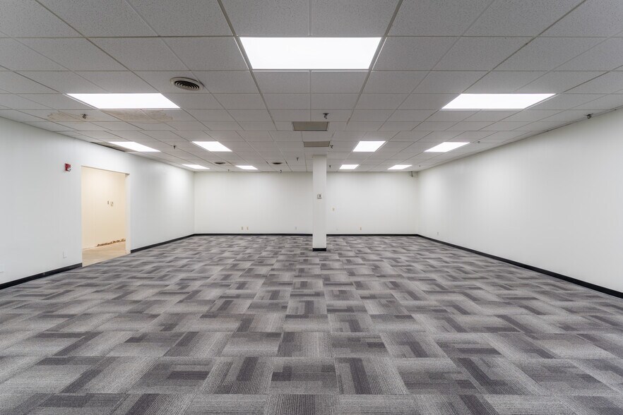 More Photos Of 4404 S Beltwood Pky, Dallas Warehouse For Lease