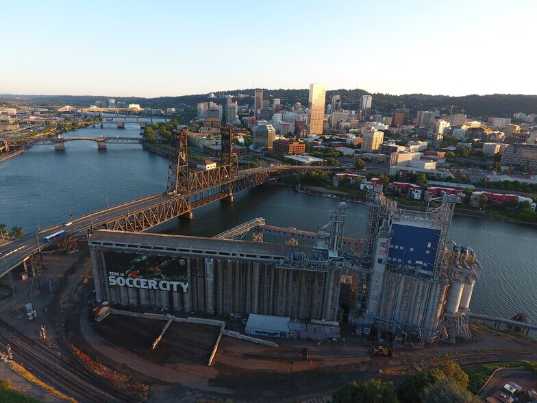 More Photos Of 900 N Thunderbird Way, Portland Distribution For Sale