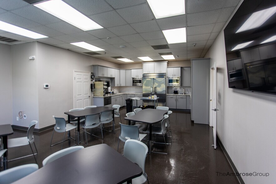 More Photos Of 8220 Jones Rd, Houston Office For Sale