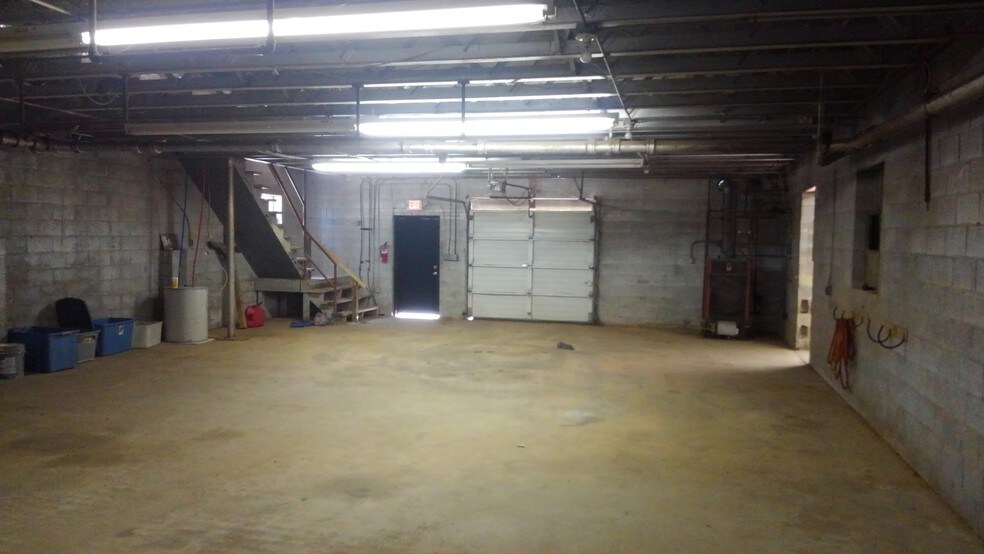 More Photos Of 910 Edgefield St, Greenwood Light Distribution For Sale