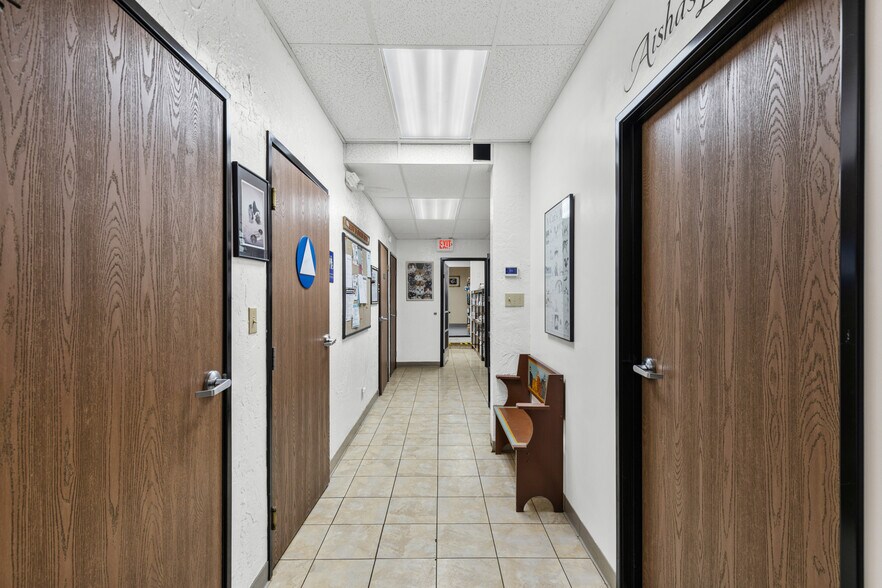 More Photos Of 26055 Bouquet Canyon Rd, Santa Clarita Veterinarian Kennel For Sale