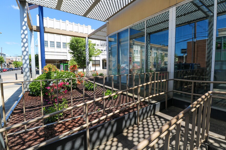 More Photos Of 619 SE Main St, Roseburg Bank For Sale