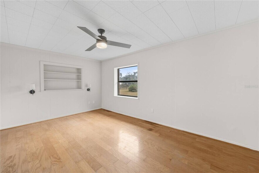 More Photos Of 274 W Kings Hwy, Center Hill Flex For Sale