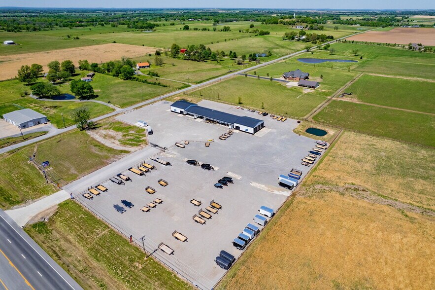 More Photos Of 26091 OK-51, Wagoner Showroom For Sale