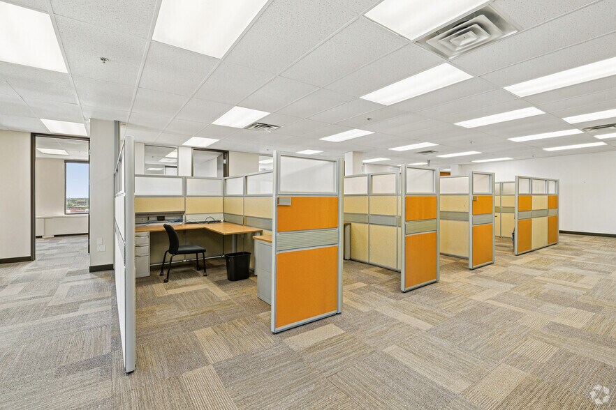 More Photos Of 100 Boul Alexis-Nihon, Montréal Office For Lease