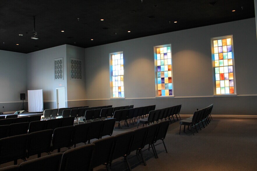 More Photos Of 401 W Poplar St, Elizabethtown Religious Facility For Sale
