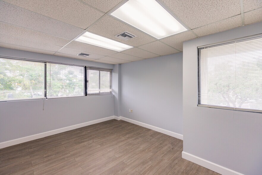 More Photos Of 501 Golden Isles Dr, Hallandale Beach Office For Lease