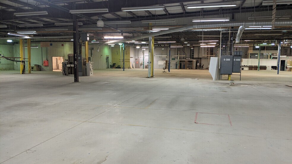 More Photos Of 78 Pth 52 W, Steinbach Distribution For Sale