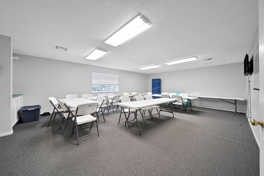 More Photos Of 6265 Shadowbend, The Woodlands Coworking Space