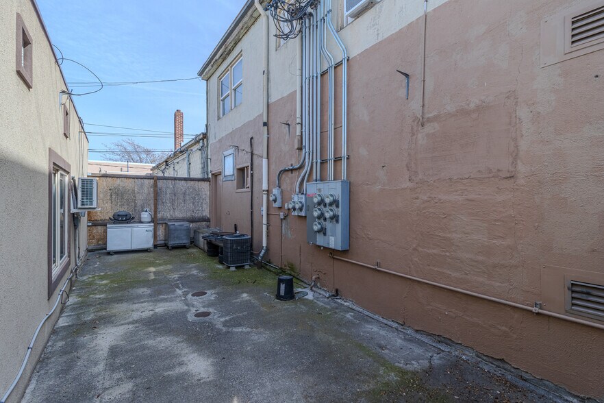 More Photos Of 322-324 W Kennewick Ave, Kennewick Specialty For Sale