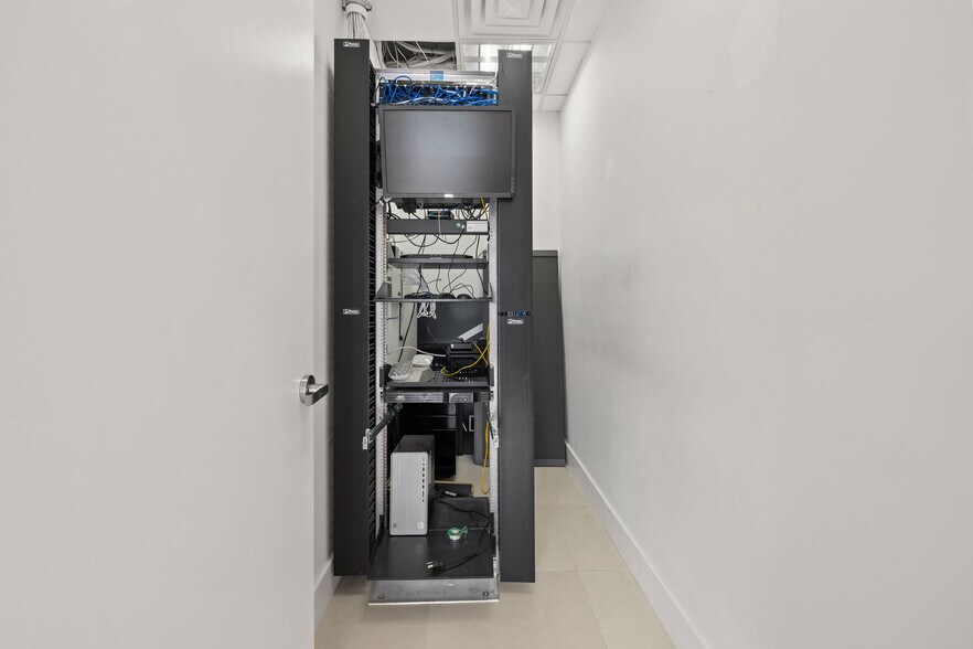 More Photos Of 335 Ne 61st St, Miami Flex For Lease