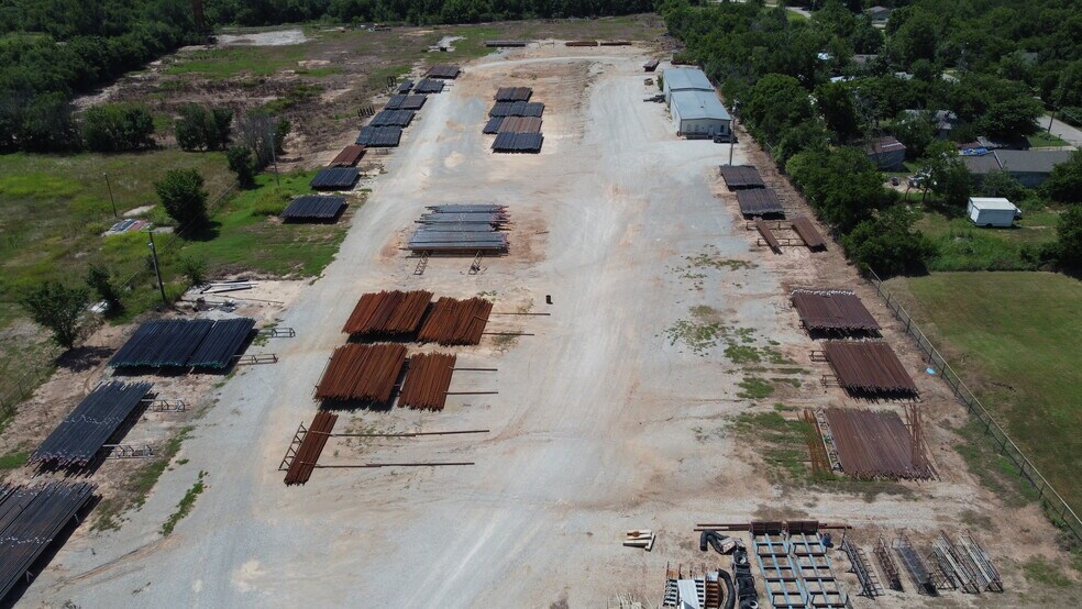 More Photos Of 701 W Broadway, Seminole Manufacturing For Sale