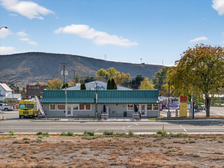 Primary Photo Of 975 Campbell St, Baker City General Retail For Sale