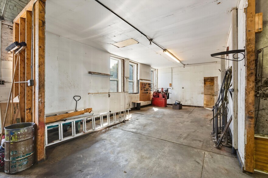 More Photos Of 201 N 2nd St, Raton Auto Repair For Sale