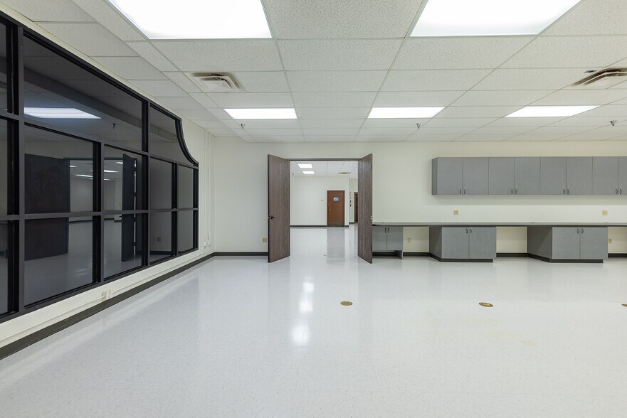 More Photos Of 2223 Eastman Ave, Ventura Manufacturing For Lease