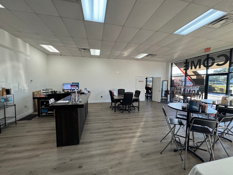 More Photos Of 1264 Market Cir, Port Charlotte Showroom For Lease