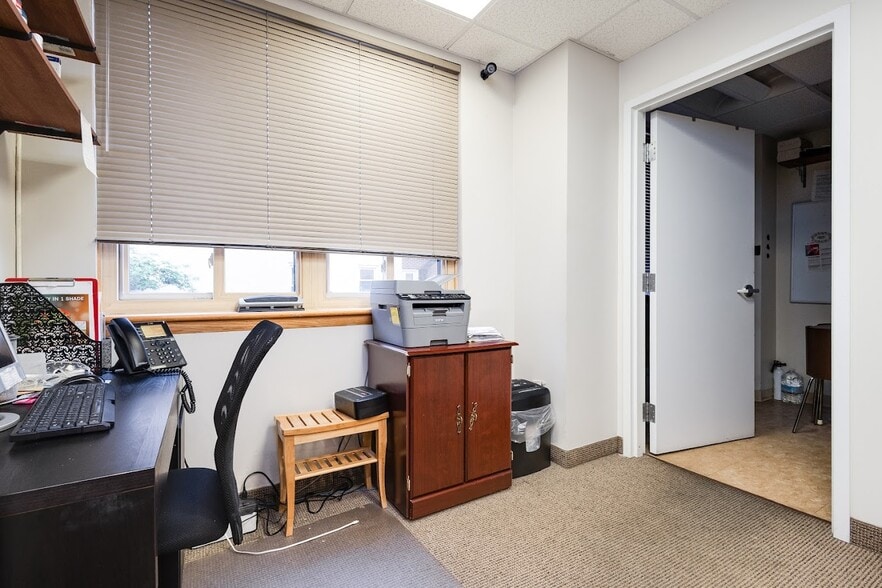 More Photos Of 4400 MacArthur Blvd NW, Washington Office For Sale