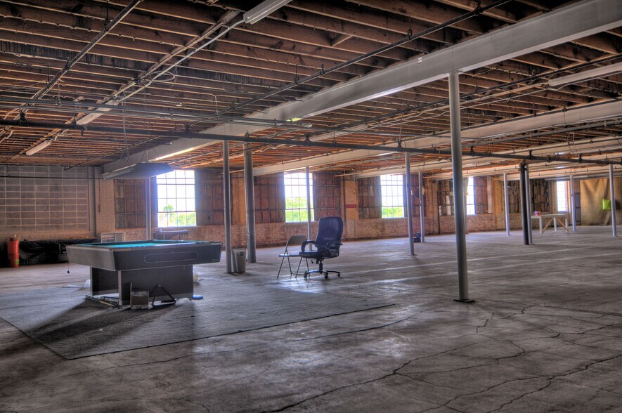 Primary Photo Of 1300 W Poplar St, Springfield Warehouse For Lease