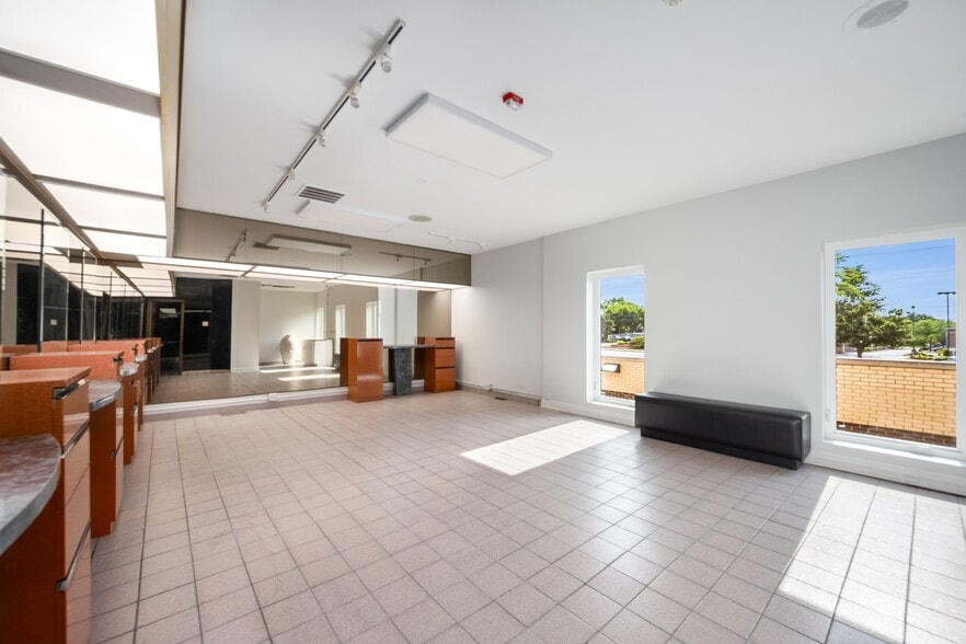 More Photos Of 281 Waukegan Rd, Northfield Freestanding For Sale