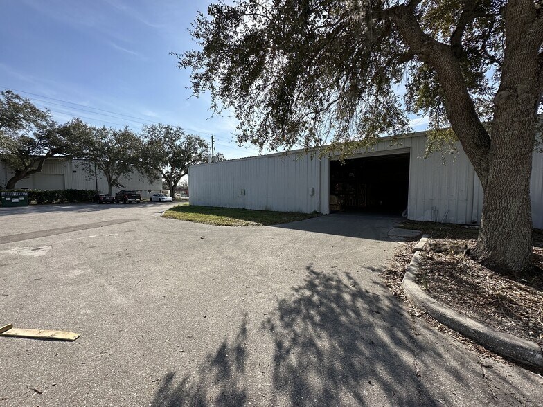 More Photos Of 6205 31st St E, Bradenton Warehouse For Lease