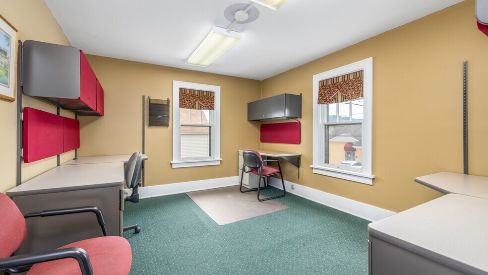 More Photos Of 212 E Margaret St, Iron Mountain Office For Sale